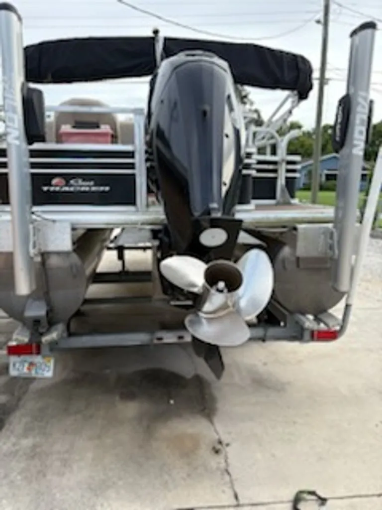 Slide: The Image of Sun Tracker Fishin Barge 2021 - 4