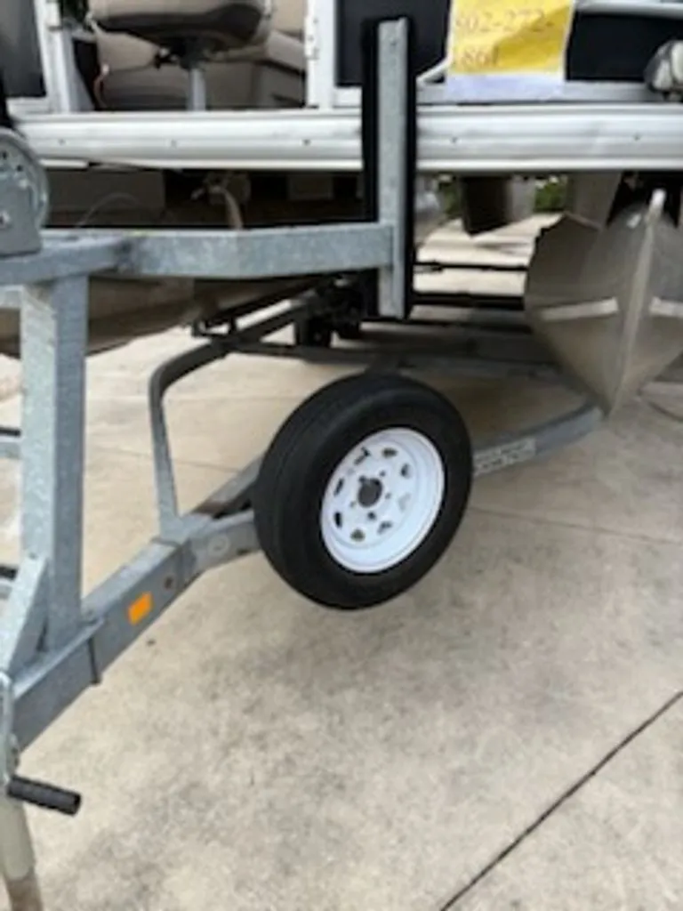 Slide: The Image of Sun Tracker Fishin Barge 2021 - 6