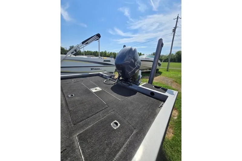 Slide: The Image of 2014 G3 Eagle Talon 19 DLX boat with motor, parked outdoors. - 4