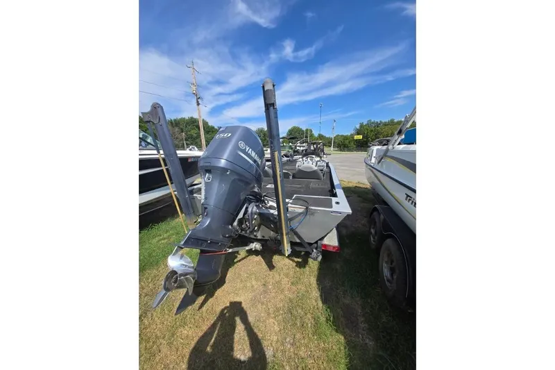 Slide: The Image of 2014 G3 Eagle Talon 19 DLX boat with Yamaha outboard motor, parked on grass. - 5