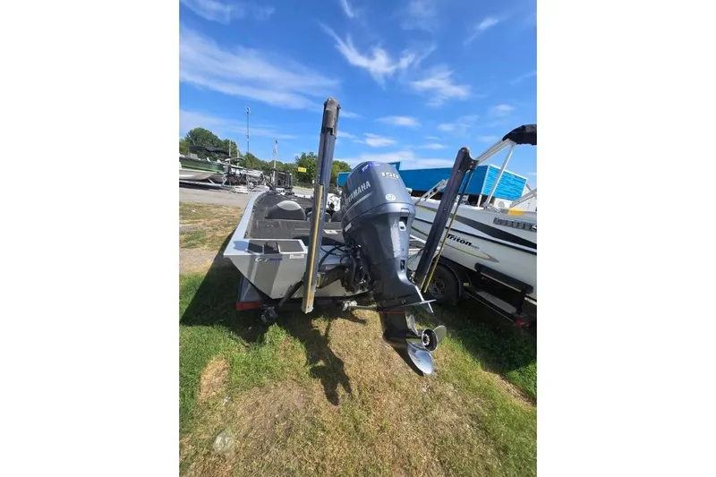 Slide: The Image of 2014 G3 Eagle Talon 19 DLX boat with Yamaha motor, parked on grass. - 8