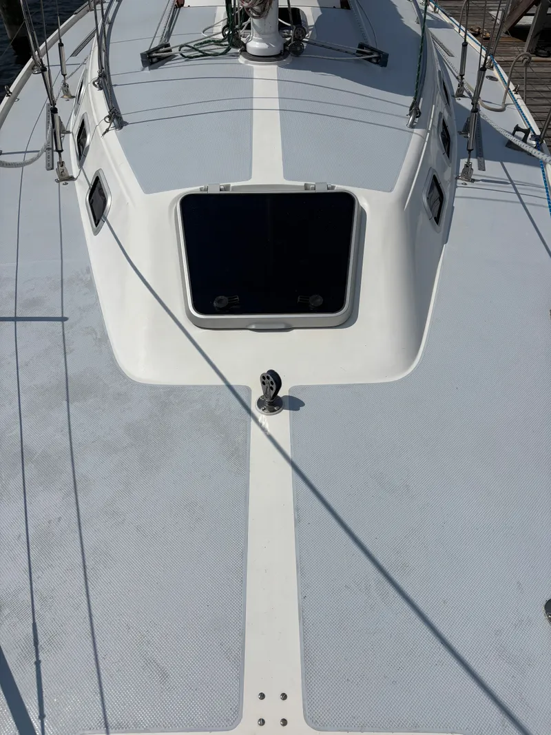 Slide: The Image of 1992 Catalina 34 sailboat deck with hatch and rigging. - 12