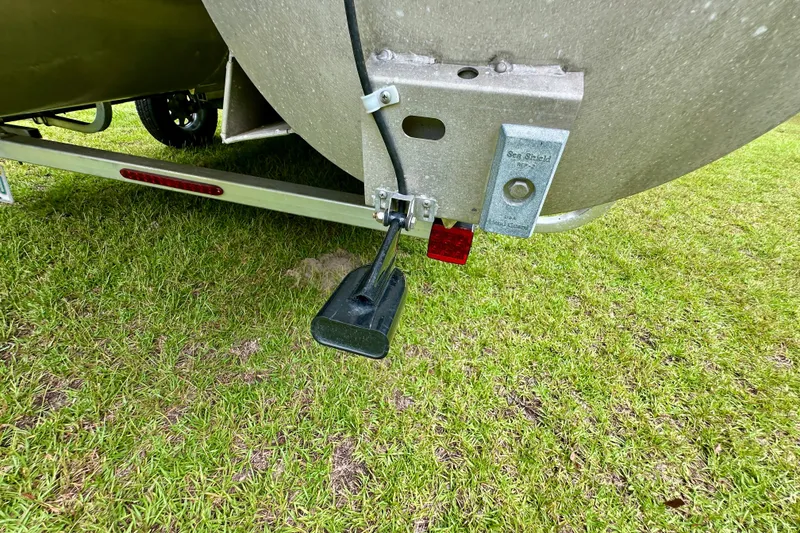 Slide: The Image of Rear view of 2022 Harris FloteBote 230 Super Sunliner LX on grass. - 47