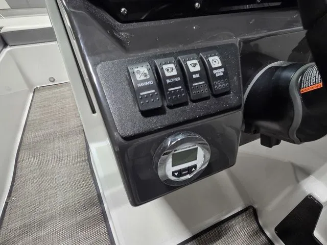 Slide: The Image of Monterey M-20 2018 - 16