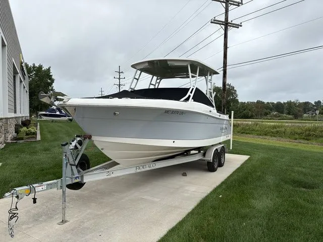 The Image of Robalo R247 Dual Console 2021 - 1
