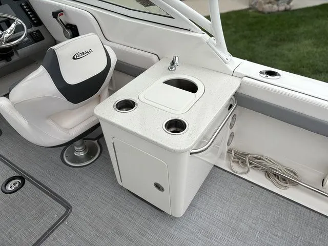 Slide: The Image of Robalo R247 Dual Console 2021 - 3