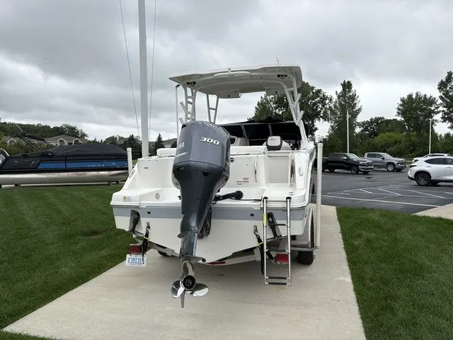 Slide: The Image of Robalo R247 Dual Console 2021 - 6