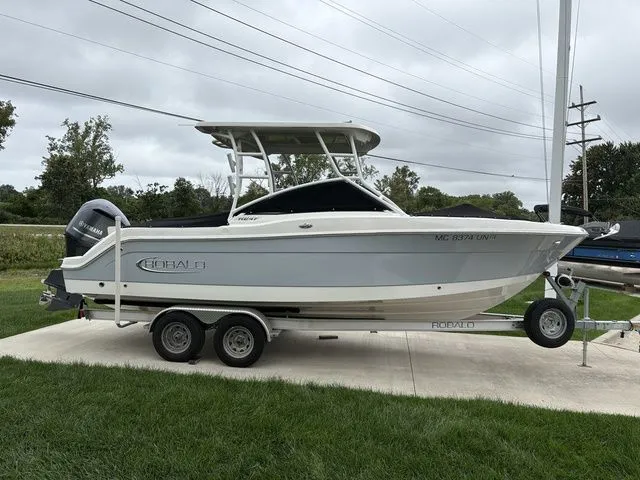 Slide: The Image of Robalo R247 Dual Console 2021 - 8