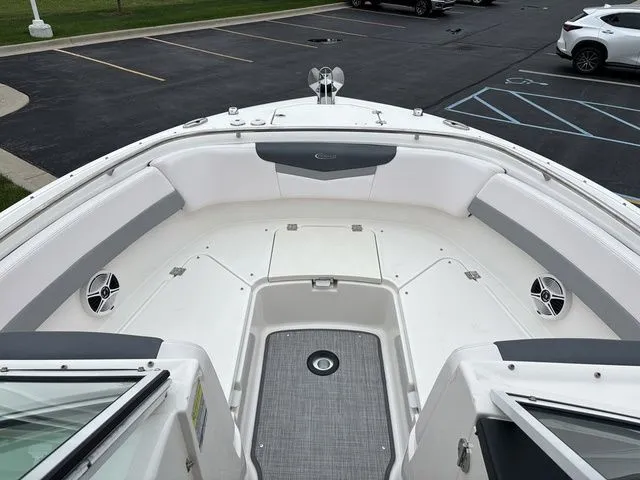 Slide: The Image of Robalo R247 Dual Console 2021 - 9