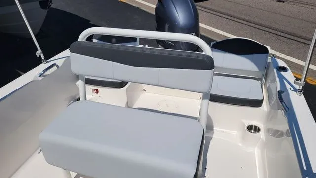 Slide: The Image of Robalo R160 Center Console 2025 - 6