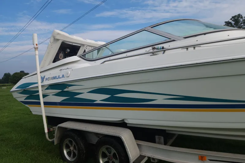 Slide: The Image of 1999 Formula 271 FASTech boat on trailer, featuring sleek design and vibrant graphics. - 10