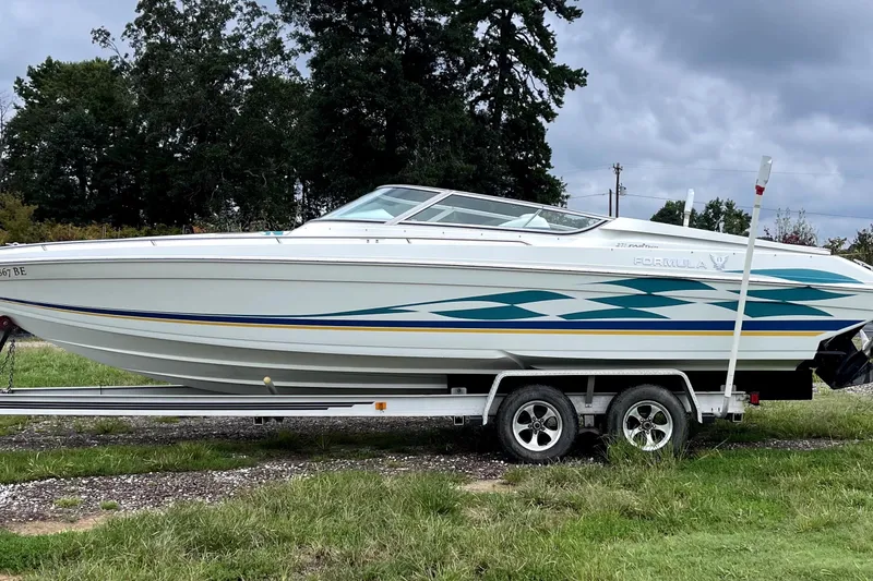Slide: The Image of 1999 Formula 271 FASTech boat on trailer, featuring sleek design and vibrant graphics. - 4