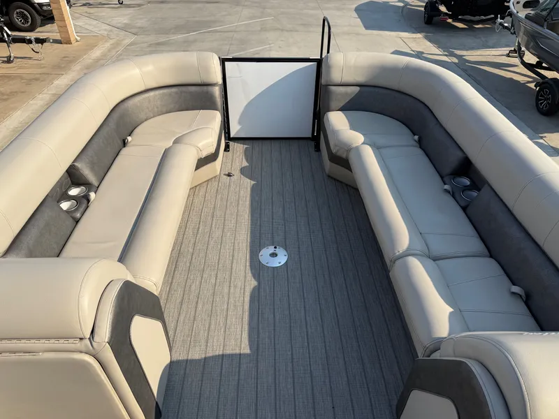 Slide: The Image of Bentley Pontoons Elite 253 Admiral w/ 300HP Suzuki! 2019 - 17