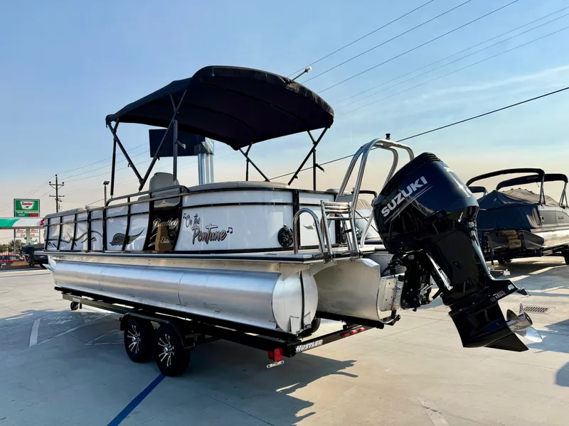 Slide: The Image of Bentley Pontoons Elite 253 Admiral w/ 300HP Suzuki! 2019 - 4
