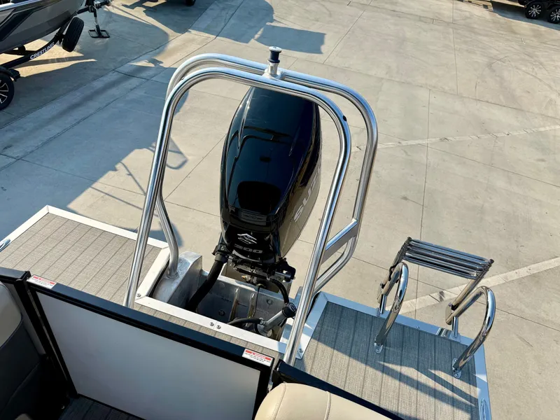 Slide: The Image of Bentley Pontoons Elite 253 Admiral w/ 300HP Suzuki! 2019 - 6