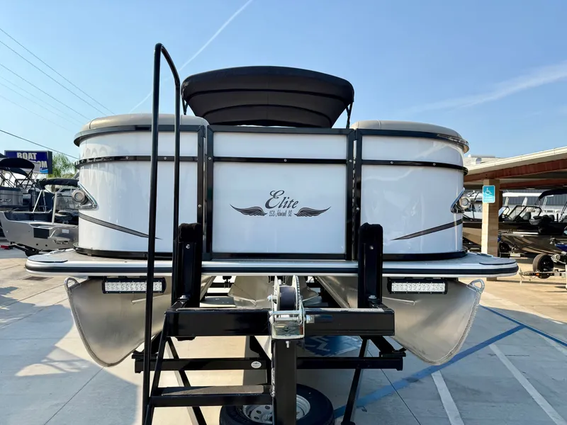Slide: The Image of Bentley Pontoons Elite 253 Admiral w/ 300HP Suzuki! 2019 - 7