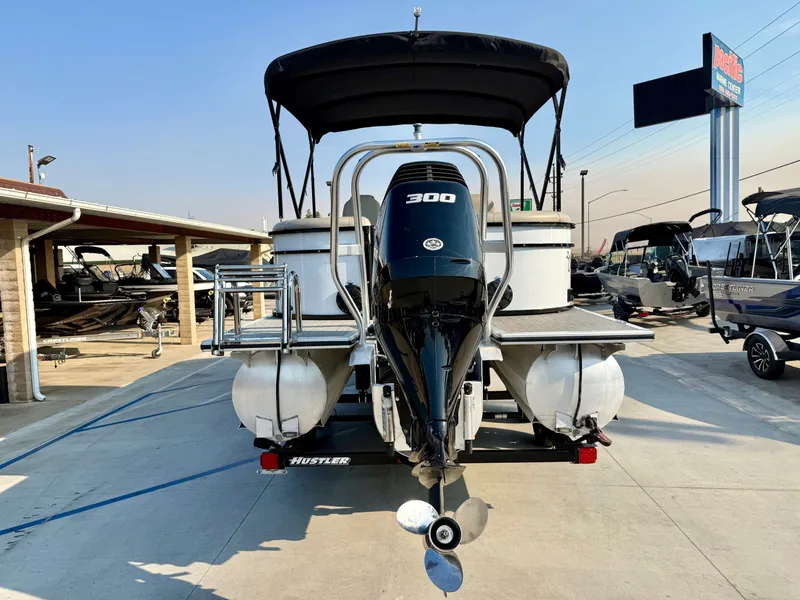 Slide: The Image of Bentley Pontoons Elite 253 Admiral w/ 300HP Suzuki! 2019 - 8