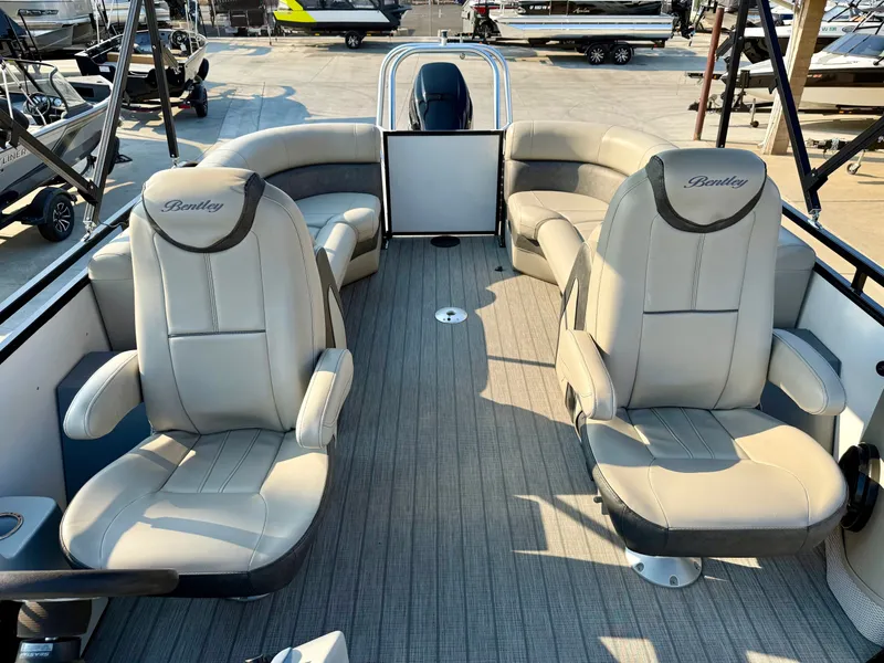 Slide: The Image of Bentley Pontoons Elite 253 Admiral w/ 300HP Suzuki! 2019 - 9