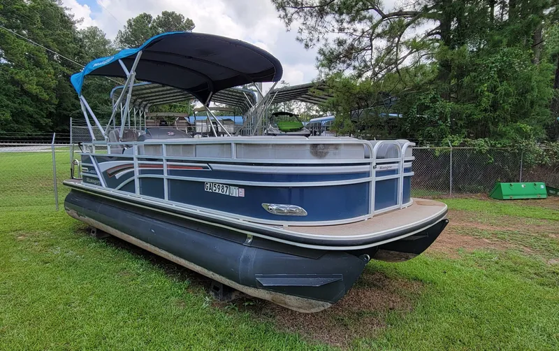 Slide: The Image of Ranger Boats Reata 223CR 2021 - 2