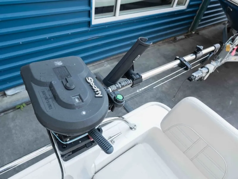 Slide: The Image of Boston Whaler 190 Montauk 2023 - 16