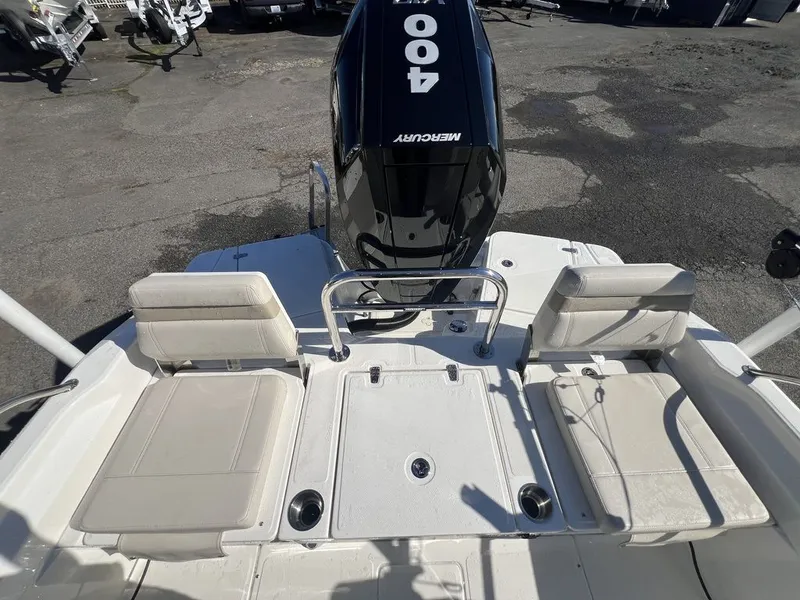 Slide: The Image of Boston Whaler 250 Dauntless 2023 - 14