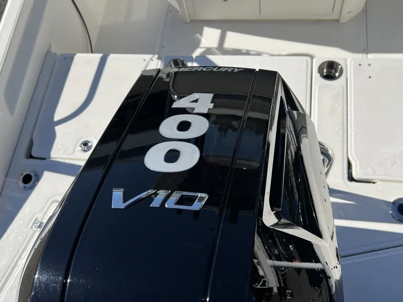 Slide: The Image of Boston Whaler 250 Dauntless 2023 - 15