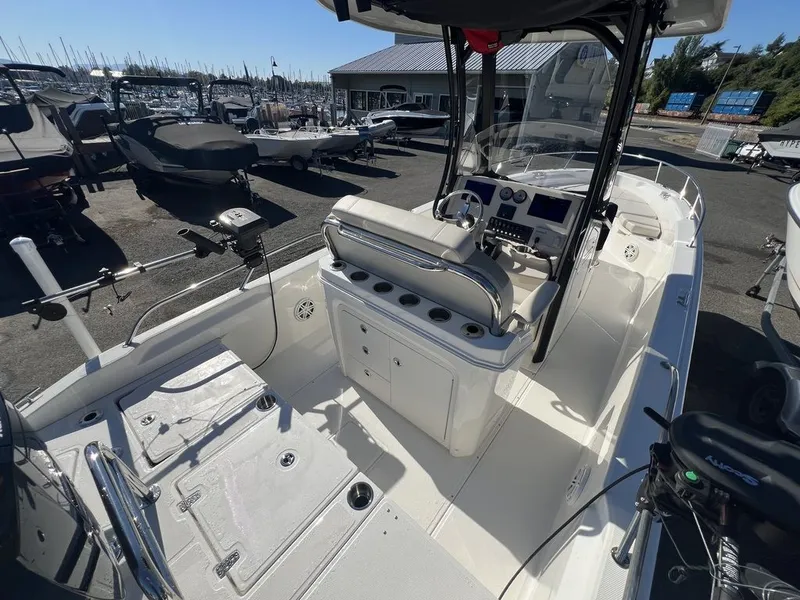 Slide: The Image of Boston Whaler 250 Dauntless 2023 - 5