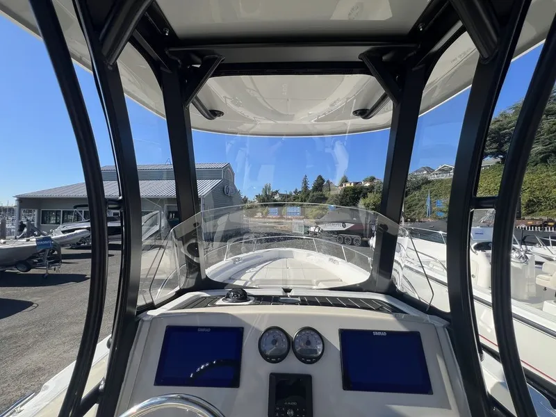 Slide: The Image of Boston Whaler 250 Dauntless 2023 - 8