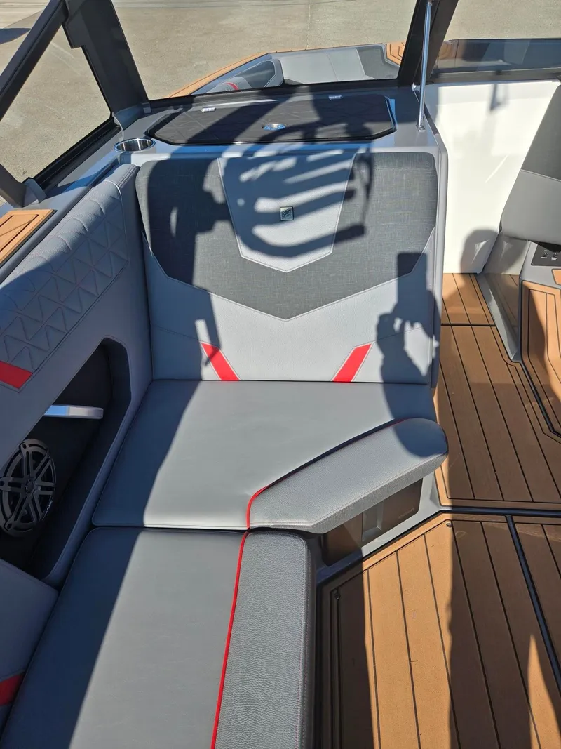 Slide: The Image of Nautique Super Air Nautique GS22 2026 - 16