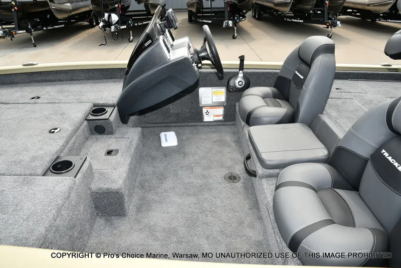 Slide: The Image of Tracker Pro Team 175 2026 - 14