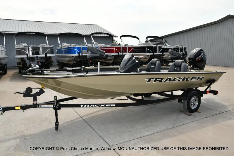 Slide: The Image of Tracker Pro Team 175 2026 - 24