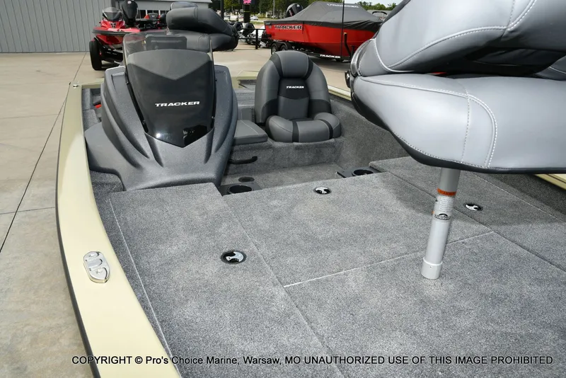 Slide: The Image of Tracker Pro Team 175 2026 - 30