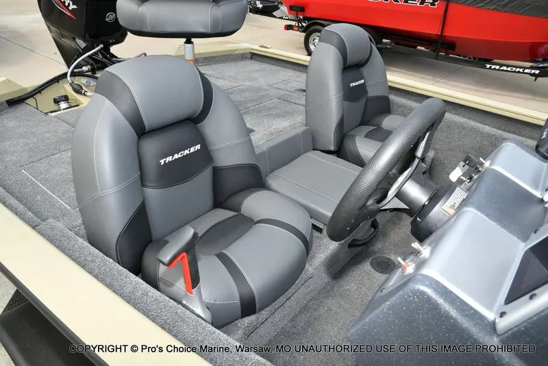 Slide: The Image of Tracker Pro Team 175 2026 - 31