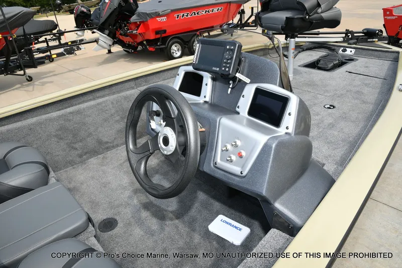 Slide: The Image of Tracker Pro Team 175 2026 - 33