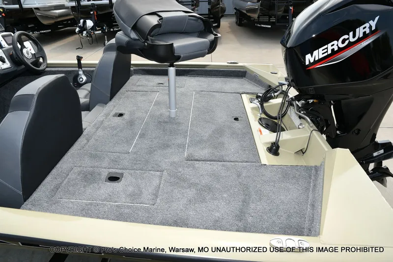 Slide: The Image of Tracker Pro Team 175 2026 - 35