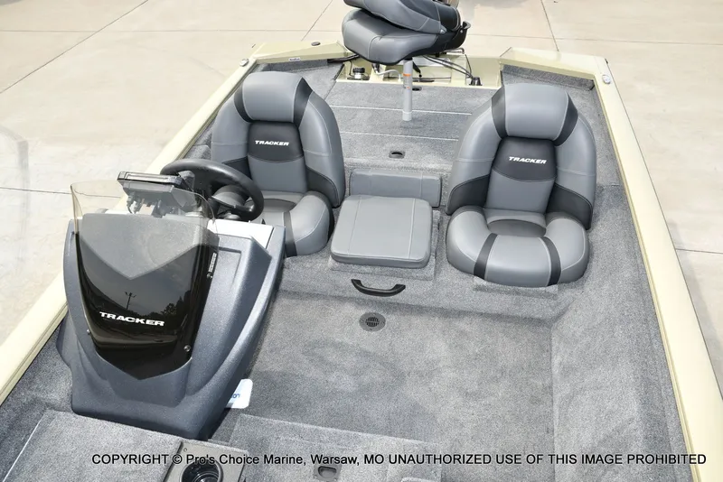 Slide: The Image of Tracker Pro Team 175 2026 - 45