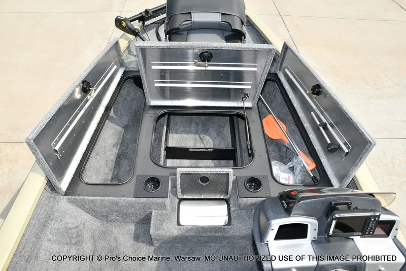 Slide: The Image of Tracker Pro Team 175 2026 - 50