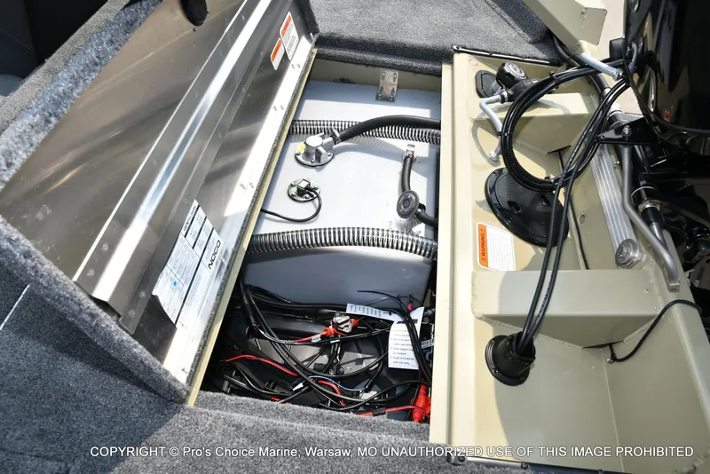 Slide: The Image of Tracker Pro Team 175 2026 - 64