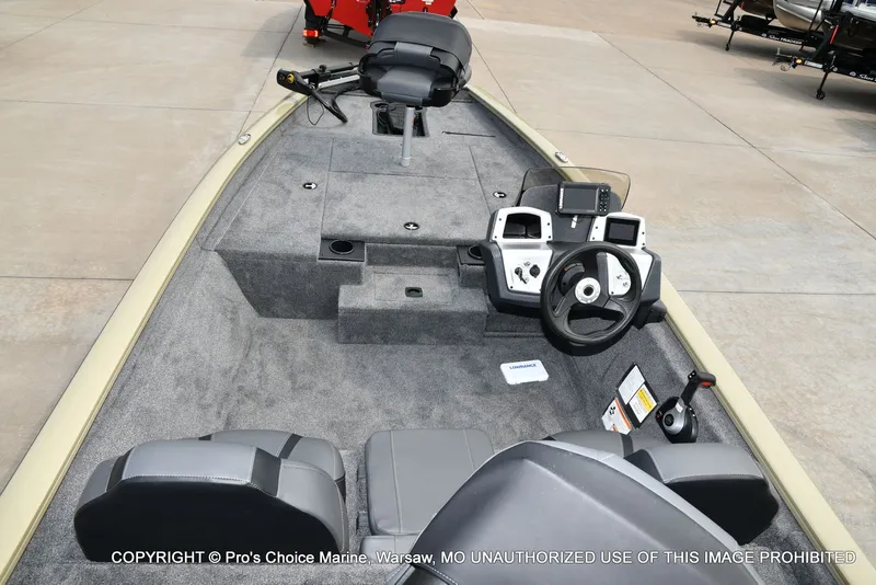 Slide: The Image of Tracker Pro Team 175 2026 - 8