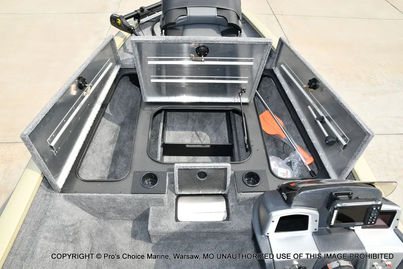 Slide: The Image of Tracker Pro Team 175 2026 - 9