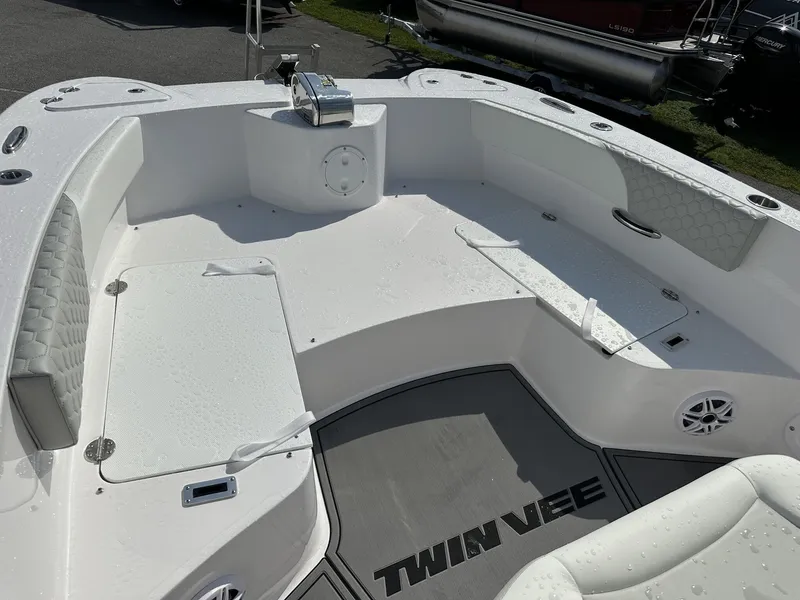 Slide: The Image of Twin Vee GFX 24GFX 2026 - 15