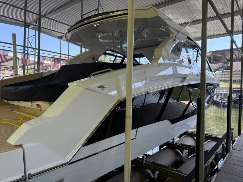 Slide: The Image of Cruisers 42 GLS 2027 - 4