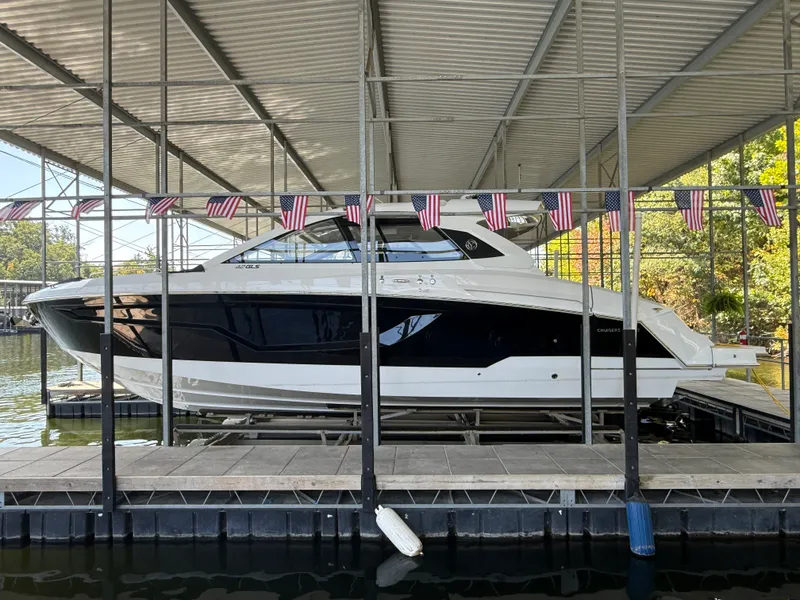 The Image of Cruisers 42 GLS 2027 - 0