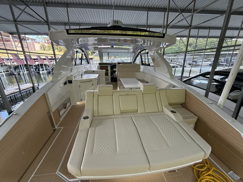 Slide: The Image of Cruisers 42 GLS 2027 - 7