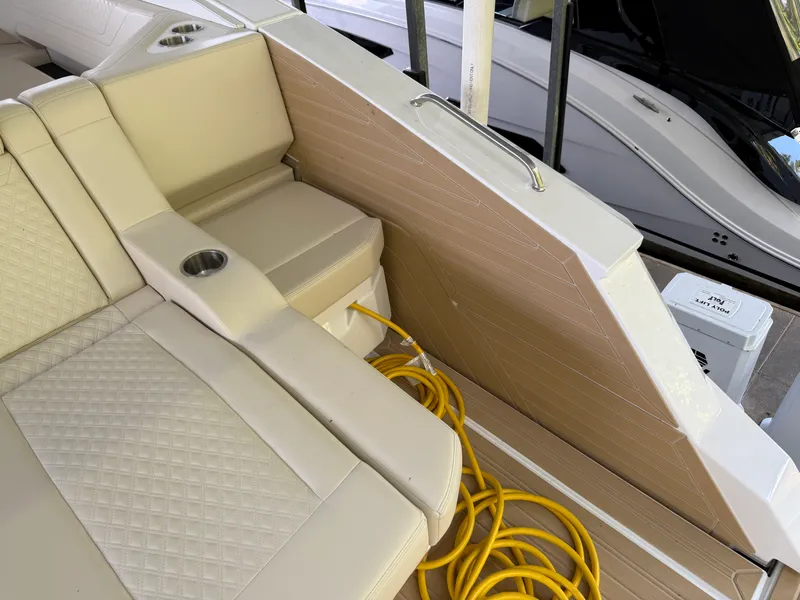 Slide: The Image of Cruisers 42 GLS 2027 - 9