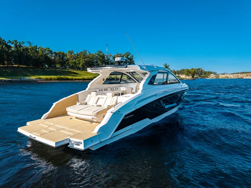 Slide: The Image of Cruisers 42 GLS 2027 - 18