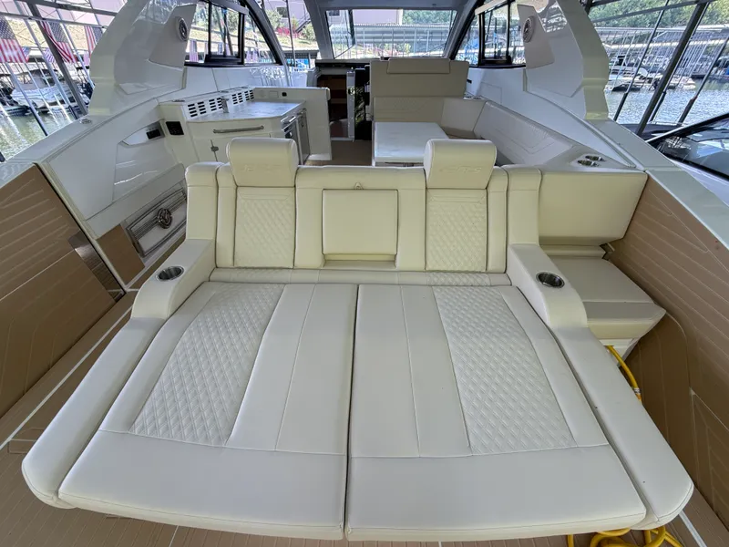Slide: The Image of Cruisers 42 GLS 2027 - 10