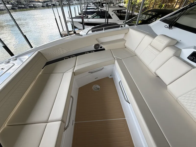 Slide: The Image of Cruisers 42 GLS 2027 - 40