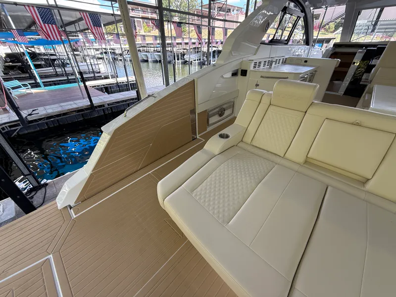 Slide: The Image of Cruisers 42 GLS 2027 - 12