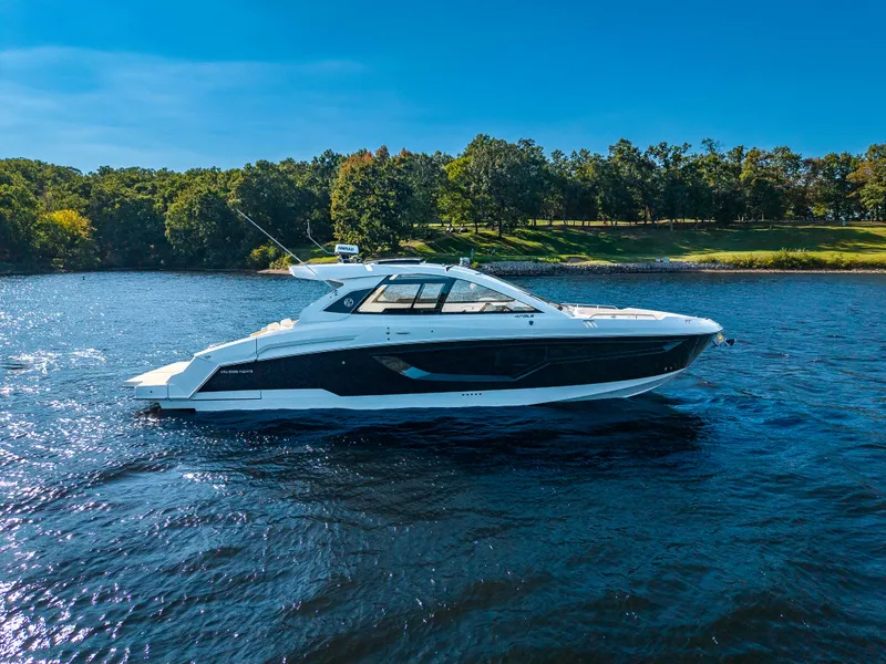 Slide: The Image of Cruisers 42 GLS 2027 - 22